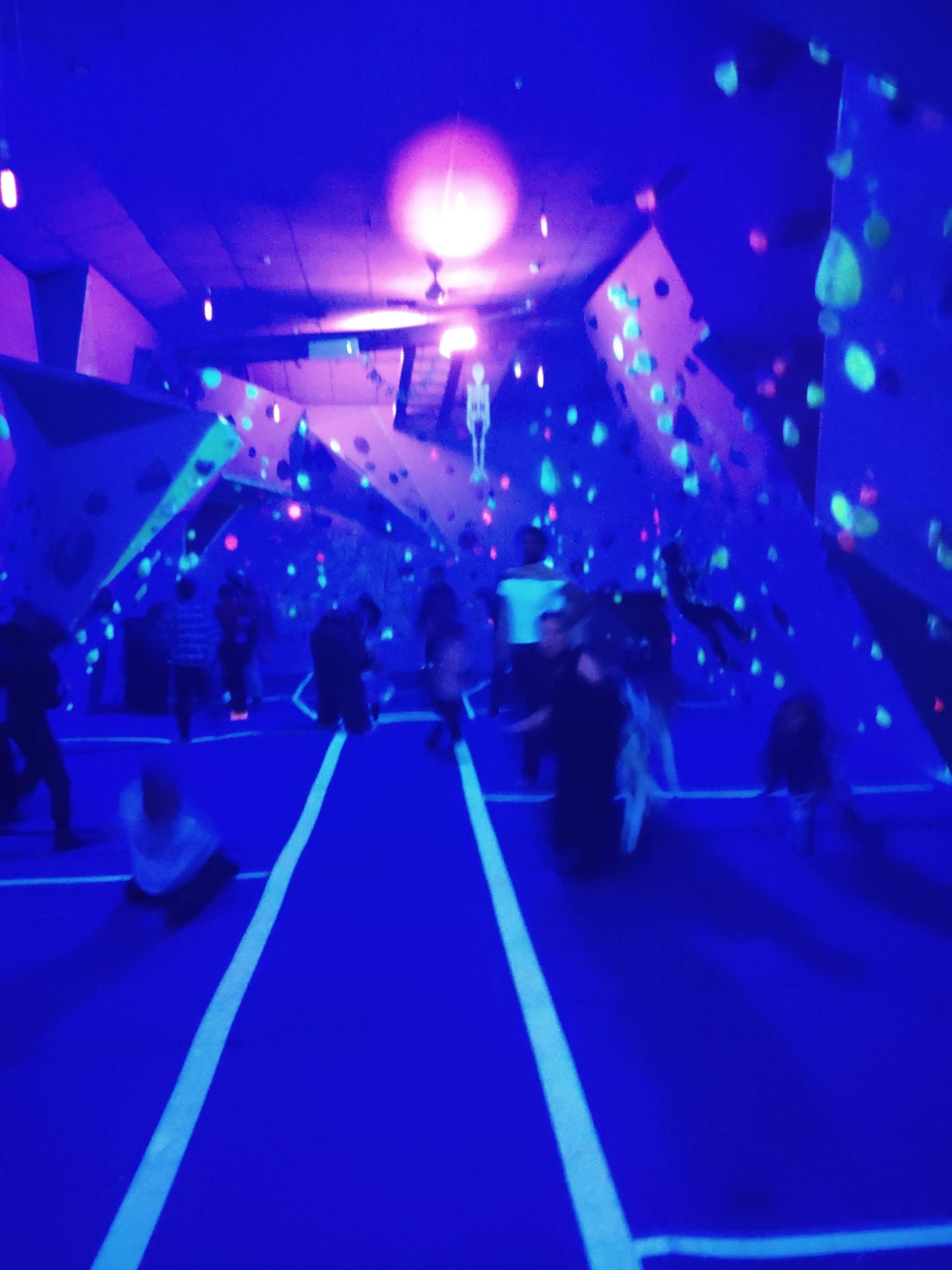 Boulderween under UV lighting